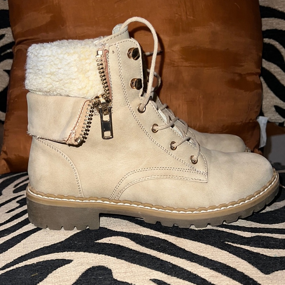 Cute boots . Tan